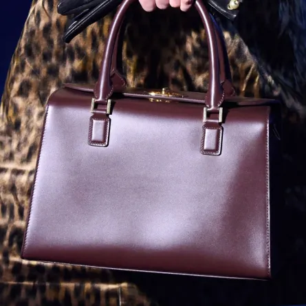 حقيبة يد باللون البوردو من كريستيان ديور Christian Dior (الصورة من موقع Launchmetrics/Spotlight©)