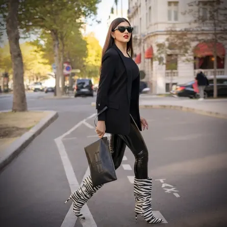 مي عمر بحذاء بوت مطبع بنقش بري- الصورة من حسابها على انستغرام 