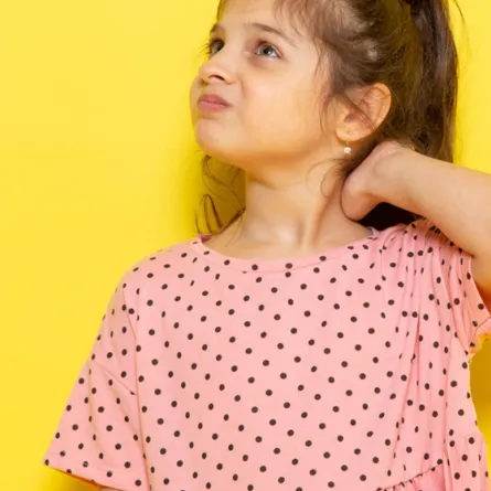 صورة لطفلة تشعر بألم في الرقبة