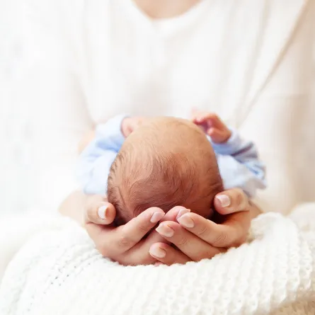  طرق حماية الطفل الرضيع من تسطح الرأس 