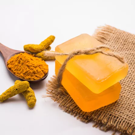 طريقة استخدام صابونة الكركم للعناية بالبشرة وحمايتها من الشيخوخة