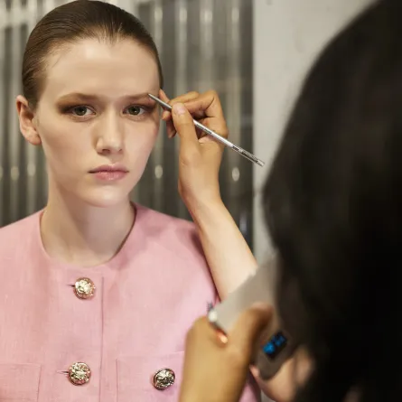 صيحات مكياج 2024 من عروض إيلي صعب