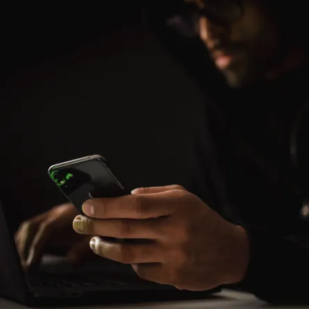 مستشعر الإضاءة في الهاتف قد يسمح بالتجسس الخفي - pexels by sora shimazaki