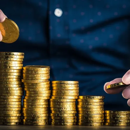 شاب يجمع الاموال