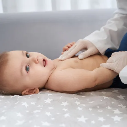 طبيب يفحص طفل رضيع