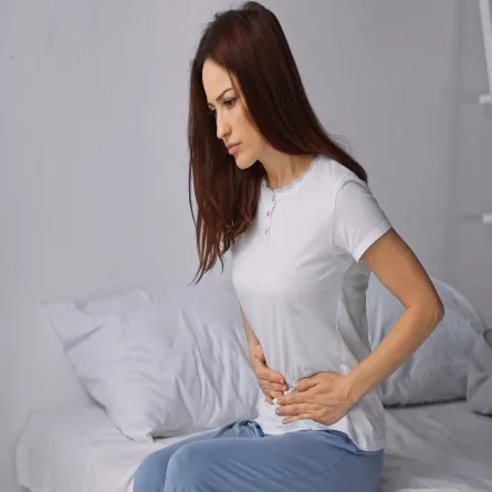امرأة تشعر بألم في البطن 