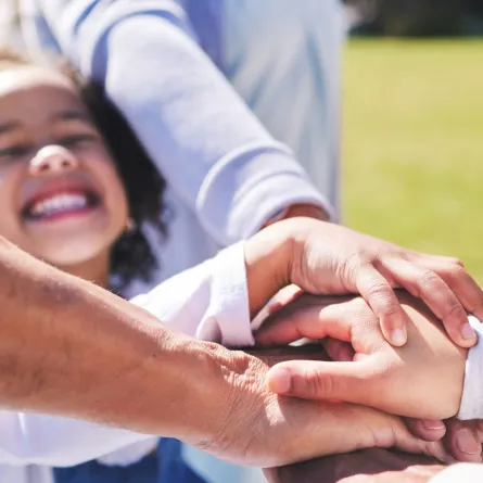 صورة تعبيرية عن حماية الطفل