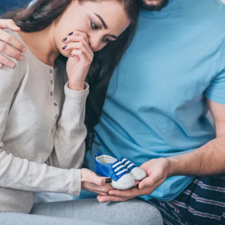 صورة لزوجة تعاني من الإجهاض