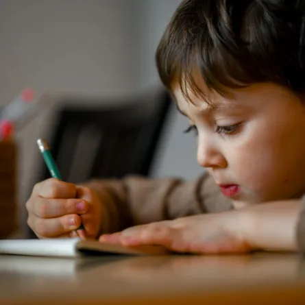 صورة طفل يكتب