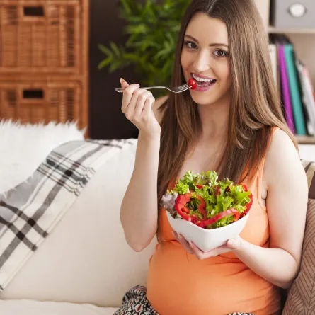 حامل تتناول غذاء صحي للسيطرة على سكر الحمل