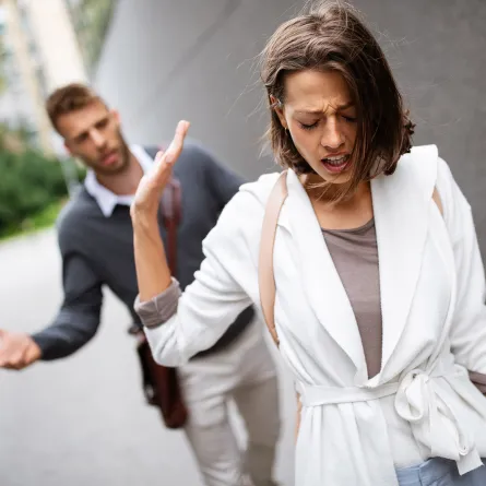 زوجة تترك زوجها وتبتعد عنه رافضة الحديث معه