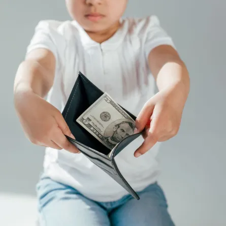 صورة طفل يفتح محفظة الكبار