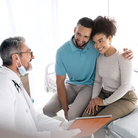 صورة زوجين عند الطبيب