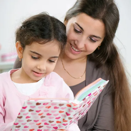 أم تروي قصة لابنتها