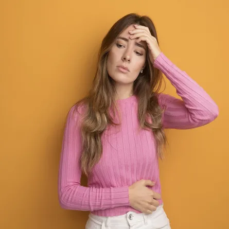 امرأة تشعر بالتعب وتشنجات البطن