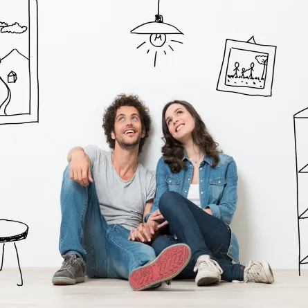 زوجان يجلسان بسعادة في منزلهما