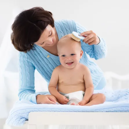 أم تصفف شعر ابنها