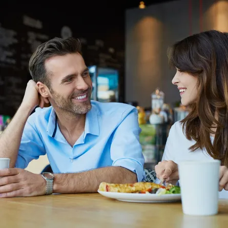 رجل ينظر إلى امرأة بإعجاب واهتمام