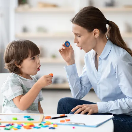 متى يتكلّم طفلي بطلاقة.. ومتى أقلق؟