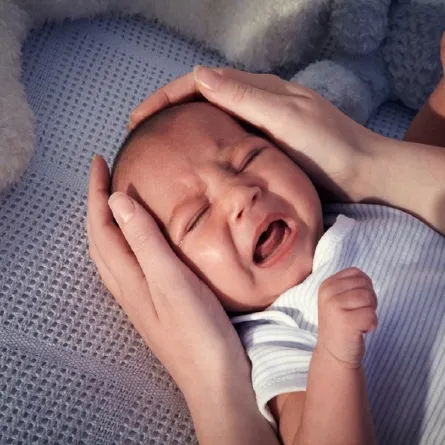 صورة لطفل رضيع يبكي