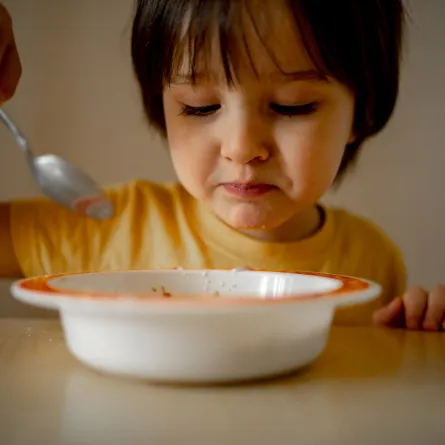 صورة طفل يرفض الطعام