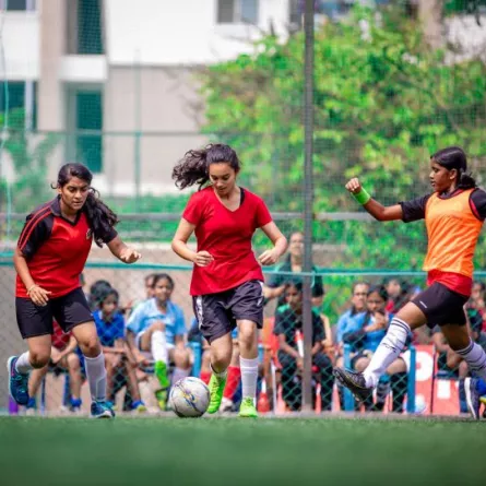 مراهقات في ملعب كرة قدم / المصدر: PEXELS