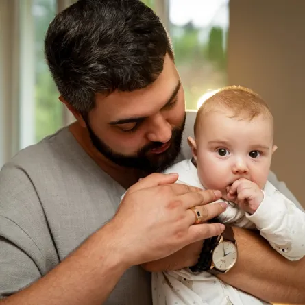 صورة لأب يحتضن طفله