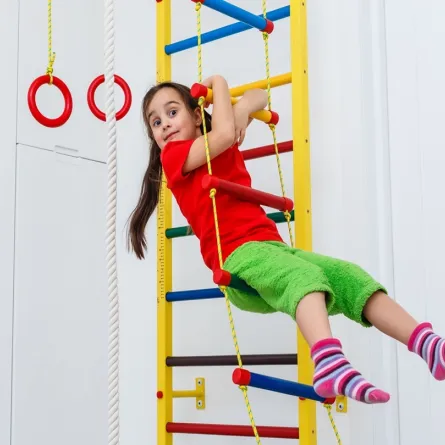 صورة لطفلة تلعب