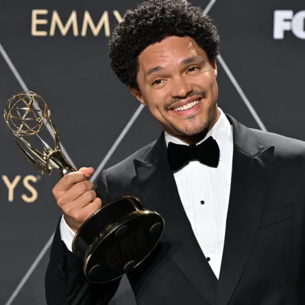 تريفور نواه Trevor Noah في حفل جوائز إيمي (مصدر الصورة:  Robyn BECK / AFP)