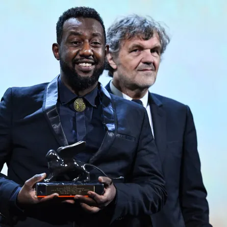 أمجد أبو العلاء Amjad Abu Alala في مهرجان البندقية (مصدر الصورة: AFP / Alberto PIZZOLI)