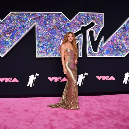 شاكيرا ترتدي فستاناً ذهبياً طويلاً