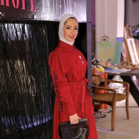 فرح عاشور ترتدي المعطف الأحمر 