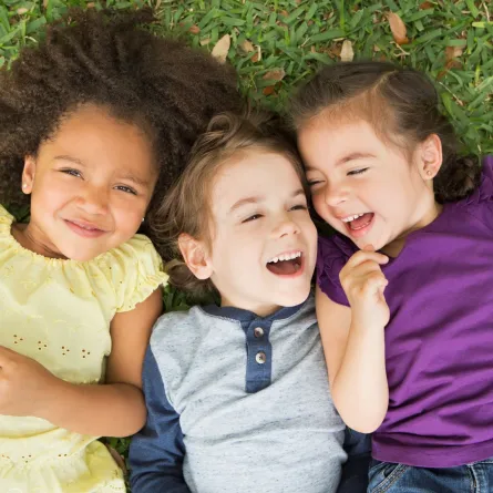 صورة أطفال يضحكون