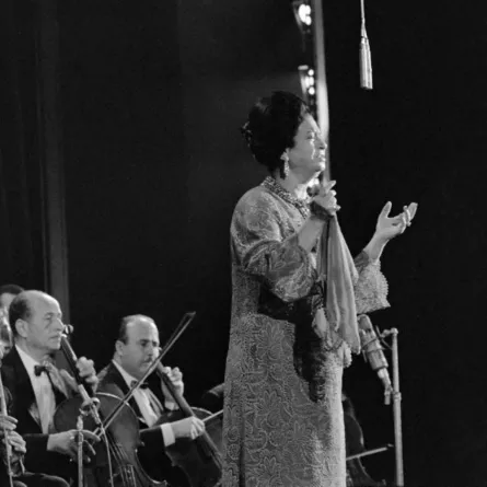 أم كلثوم في قاعة أولمبيا للحفلات الموسيقية في باريس (Umm Kulthum at the Olympia concert hall, in Paris). مصدر الصورة:  STRINGER / AFP
