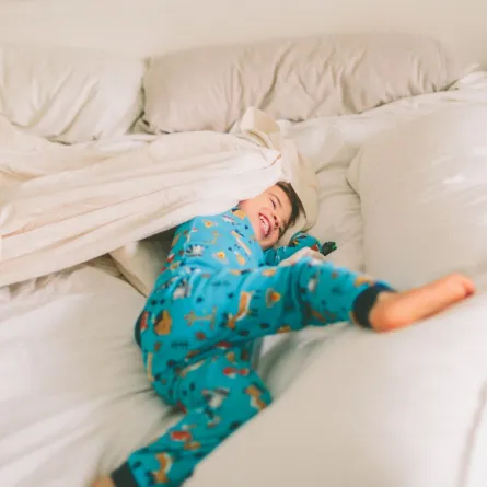 صورة طفل على فراشه