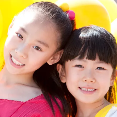 صورة فتاتين كورييتين