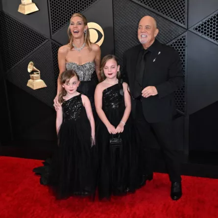 بيلي جويل مع زوجته وابنتيه ريمي آن وديلا روز في حفل توزيع جوائز غرامي (Billy Joel with his wife and daughters Remy Anne and Della Rose at  the 66th Annual Grammy Awards). مصدر الصورة: Robyn BECK / AFP