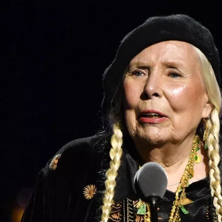 جوني ميتشل خلال العرض التلفزيوني المسبق لجوائز غرامي (Joni Mitchell during the 66th Annual Grammy Awards pre-telecast show). مصدر الصورة: Valerie Macon / AFP