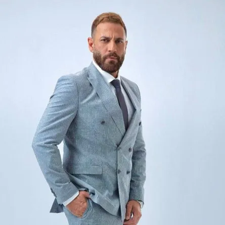 نيكولا معوض ببدلة كلاسيكية باللون الرمادي 