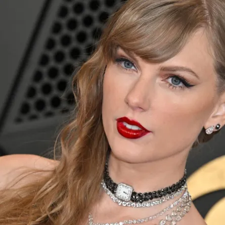 تايلور سويفت في حفل توزيع جوائز غرامي ( Taylor Swift arrives for the 66th Annual Grammy Awards). مصدر الصورة: Robyn BECK / AFP