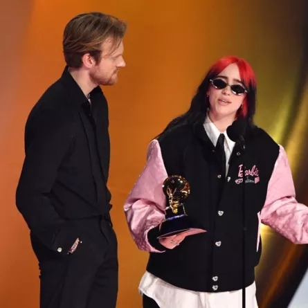 بيلي إيليش وشقيقها فنياس أوكونيل (Billie Eilish and Finneas O'Connell during the 66th Annual Grammy Awards). مصدر الصورة: Valerie Macon / AFP
