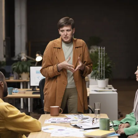 أهمية التواصل والاتصال لتحسين العلاقات في العمل وتعزيز النجاح المشترك