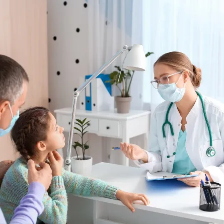 صورة لطفلة مريضة أمام الطبيبة