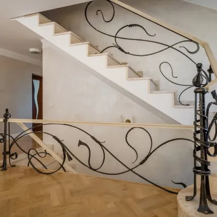 درابزين السلالم مصنوع من الحديد المطروق