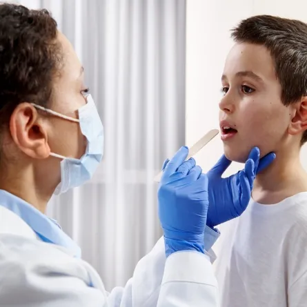 صورة لطبيبة تفحص طفلاً