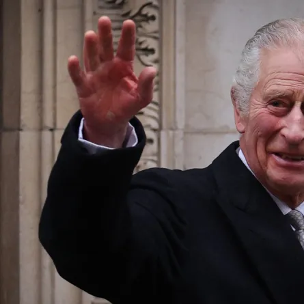 الملك تشارلز الثالث King Charles III أثناء مغادرة المستشفى (مصدر الصورة: Daniel LEAL / AFP)