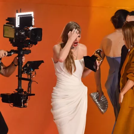 تايلور سويفت Taylor Swift تتسلم جائزتها في الغرامي "مصدر الصورة: Valerie Macon / AFP"