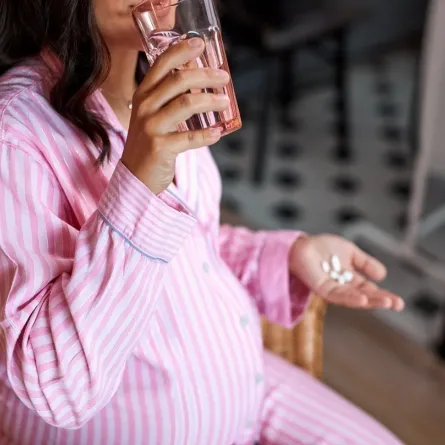 صورة لامرأة حامل تتناول الدواء