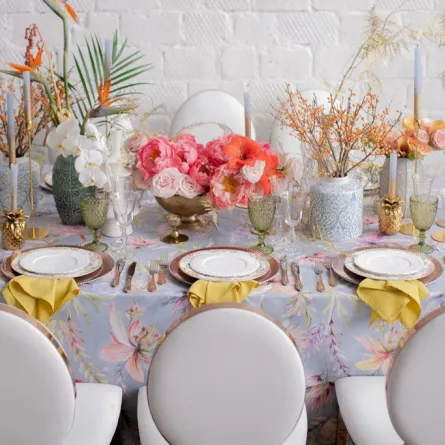 طاولة مجهزة بعناصر تحيل إلى الزخرفة الصينية