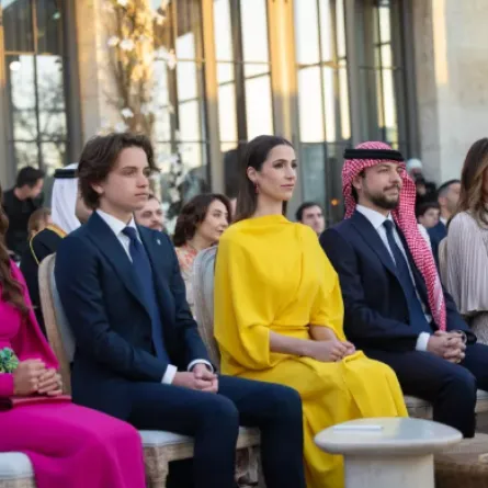 الملكة رانيا العبدالله، الأمير الحسين، الأميرة رجوة، الأمير هاشم والأميرة سلمى؛ في حفل زفاف الأميرة إيمان (Queen Rania al-Abdullah and Princess Salma, Prince Hashem and Crown Prince Hussein with his Saudi fiancée Rajwa Khaled bin Musaed bin Saif). مصدر الصورة: Jordanian Royal Palace / AFP